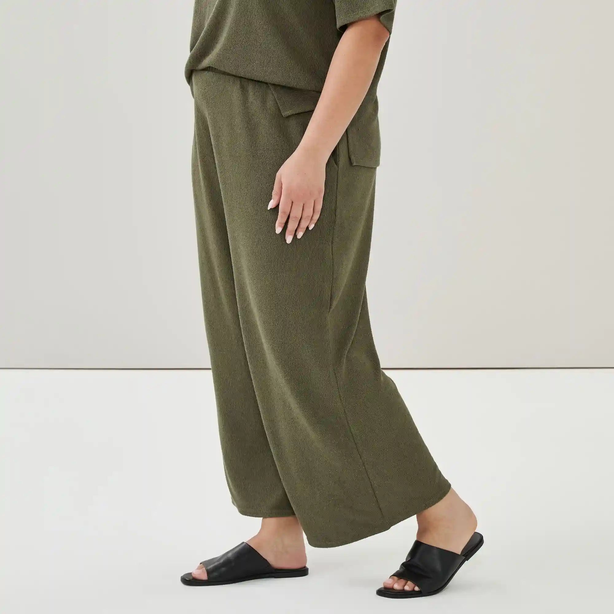 Women+ Cropped Pull-On Pant
